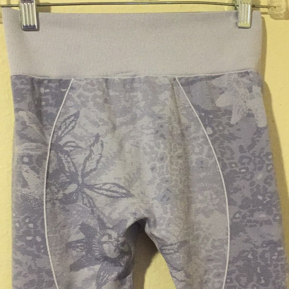 SOLD 🤑FABLETICS set Capri& sports bra (xs set) - Picture 6 of 16